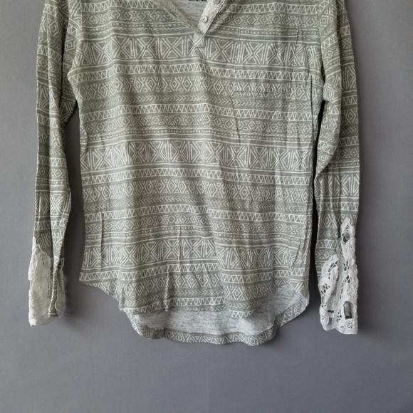 X NOLLIE JUNIORS V NECK CROCHET SLEEVE HEM BLOUSE - Picture 2 of 8